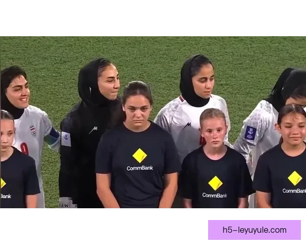 伊朗女足球员反悔现身 与大部队汇合微笑自拍 伊朗女足球员反悔现身 与大部队汇合微笑自拍